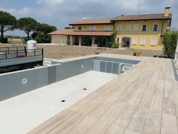 Supporti Pedestal e bordi piscine: accoppiata vincente!